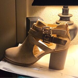 Elegant Tan Heeled Boots with Buckle Detail